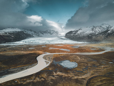 Vatnajokull 冰川空中无人机图像与街道高速公路和云彩和蓝色天空。Vatnajokull 国家公园的壮观的冬天场面, 冰