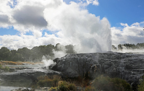 之前火山喷发Pohutu