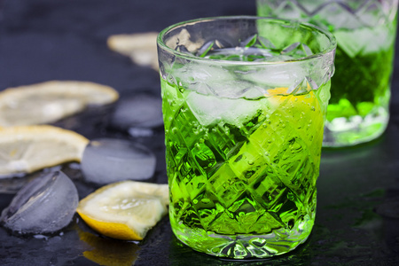 柠檬和龙蒿的柠檬水照片