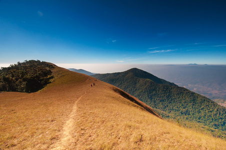 站在地平线天际线山景空