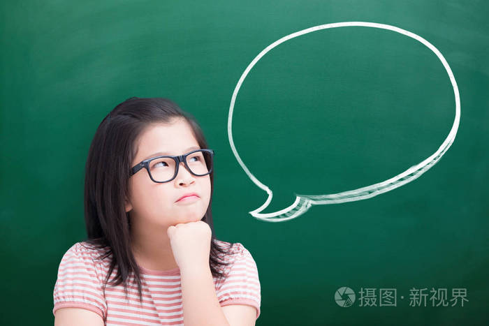 不开心的女孩思考的东西与语音泡沫绿色黑板