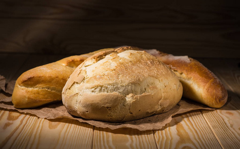 各式各样的木桌背景上烤好的面包