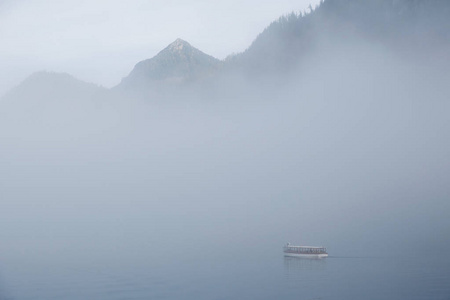 乘客小船薄雾天在 Koenigssee 附近贝希特斯加登, 巴伐利亚, 德国