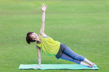 日本女人外面做瑜伽侧板构成