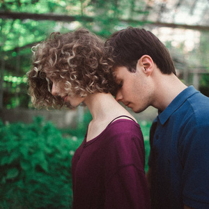 男香水深情和脆弱的优雅情侣调情.