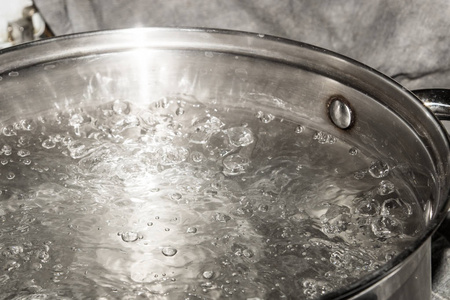 不锈钢锅在煤气炉上, 煮沸水照片