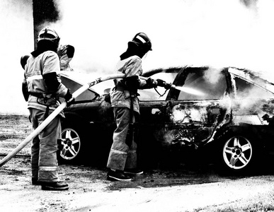 消防员扑灭燃烧的汽车火和汽车, 黑白相间