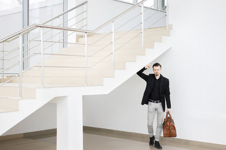 包在楼梯下的现代建筑的优雅男人