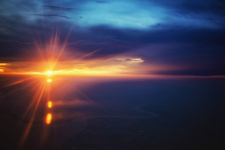 夕阳中五彩缤纷的天空。美丽的日落风景