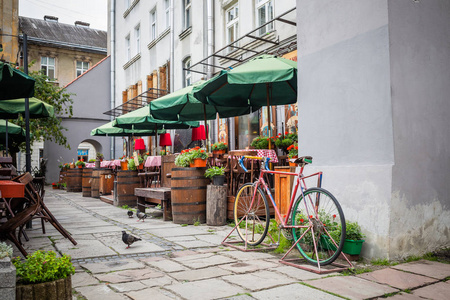 tomma stolar och bord p stngda utomhus restaurang