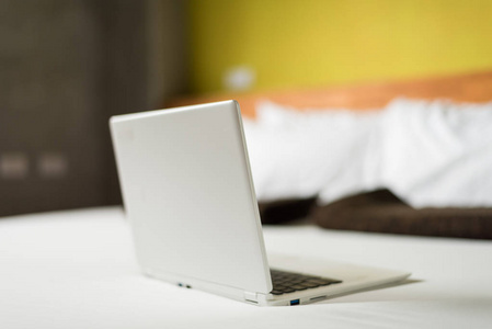 笔记本电脑在床上, 在家工作的概念