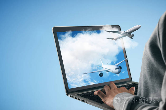 在蓝色背景下, 飞机从手提电脑显示器的云层中起飞