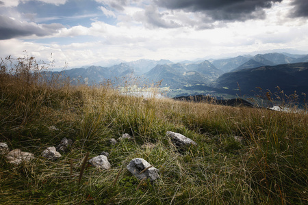 在奥地利阿尔卑斯山的背景全景图山