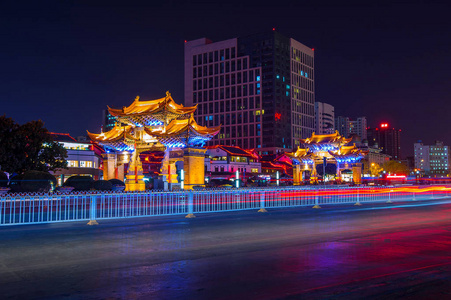 拱门是建筑的一种传统作品和中国云南昆明市，徽章