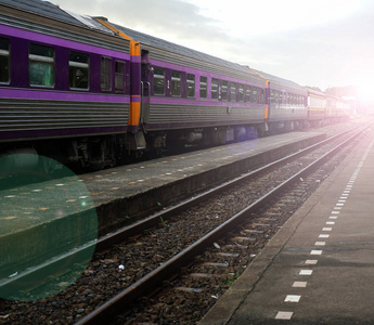 泰式火车抵达车站阳光背景