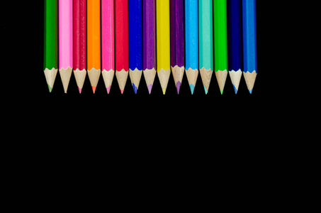 一小组彩色铅笔对黑色背景与复制空间下面和两侧
