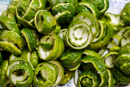 佛手柑皮是泰国草药芳香疗法的成分之一, 具有滋养头发的特性.