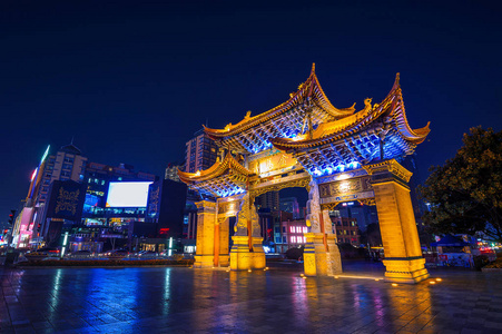 拱门是建筑的一种传统作品和中国云南昆明市，徽章