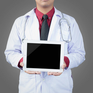 医生抱着平板电脑