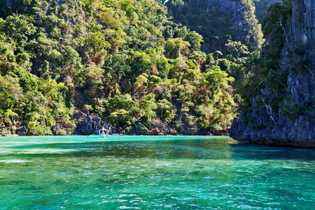 从一艘船在菲律宾蛇岛附近 el nido 巴拉望岛美丽全景海岸线的海和岩石