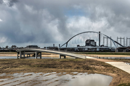 荷兰奈梅亨附近的两座新桥 Zaligebrug 在前景和 de Voersteek 的背景下
