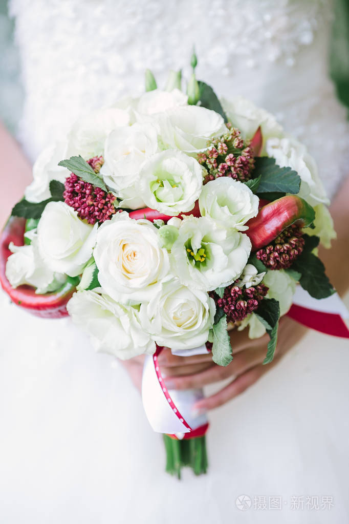 在白色背景上的婚礼新娘花束