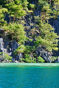 从一艘船在菲律宾蛇岛附近 el nido 巴拉望岛美丽全景海岸线的海和岩石