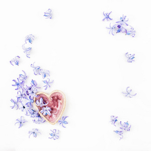 粉红色的心，美丽的蓝色花朵