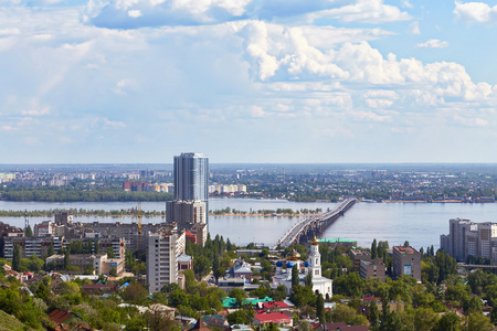 萨拉托夫和汽车桥从纪念碑起重机视图