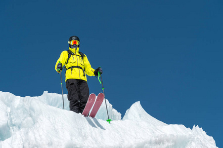 一个 freerider 滑雪者在一个完整的装备站立在冰川在北高加索。滑雪者在冰川跳跃前准备