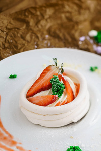 甜草莓帕夫洛娃蛋糕图片
