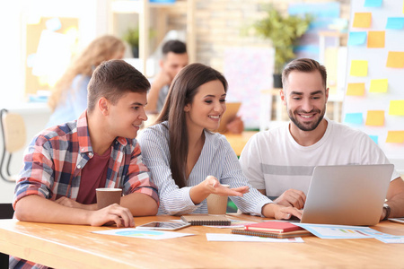 很多人开会在办公室开会的年轻商业专家团队照片