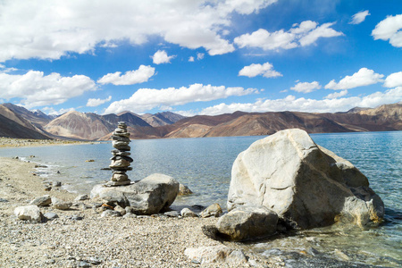 穿贡图高海拔山湖全景与佛教