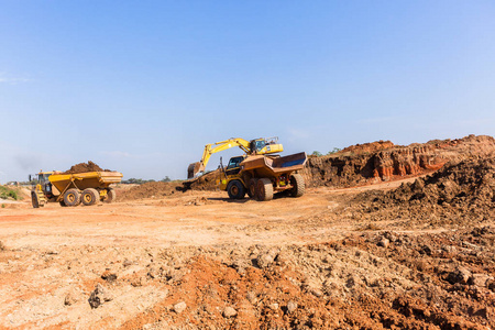 建设工业土方工程挖掘机卡车