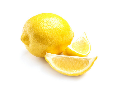 成熟的整体和切片的柠檬在白色背景下