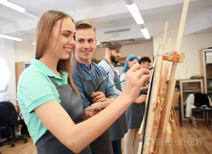 艺术学生在车间里画画照片-正版商用图片0r94cf-摄图新视界