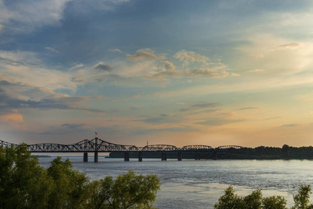 密西西比河的看法与维克斯桥梁在背景在日落概念为旅行在美国并且参观密西西比