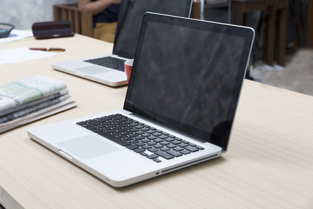 笔记本电脑，报纸，咖啡杯，木制桌子，适合工作