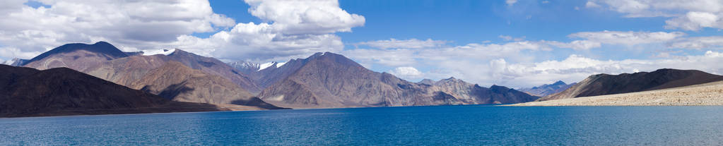 庞贡措山湖全景拉达克印度