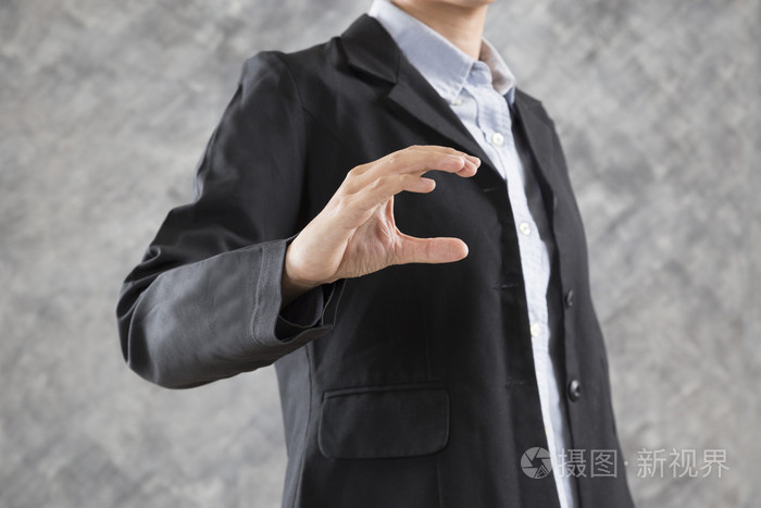 女商人手拿着的东西的姿态