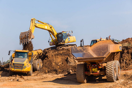 建设工业土方工程挖掘机卡车图片