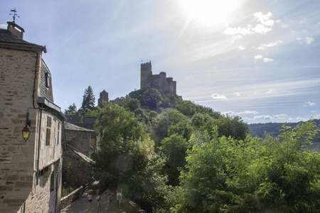 Najac, 法国南部阿维隆河风景如画的村庄。著名的部分毁了城堡, 主导镇