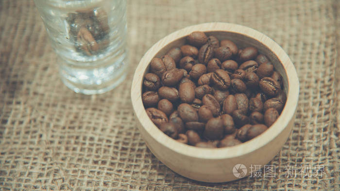 木碗上麻袋布咖啡豆