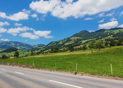 Schwyz 瑞士小行政区的夏日美景。这幅画是在 Schwyz 镇地区的琼结束时拍摄的。