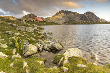 在 Tevno 湖和卡梅尼察峰，皮林山的日落全景