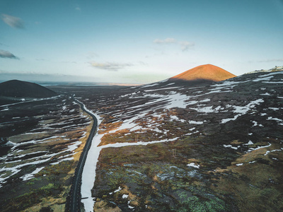 空中无人机照片的空湖和街道高速公路1与一个巨大的山 Snaefellsjokull 在距离, 雷克雅未克, 冰岛