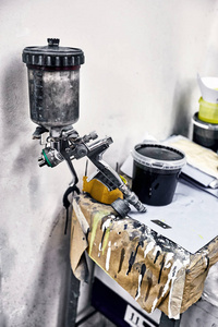 喷漆工具为喷漆车在气溶胶舱准备使用