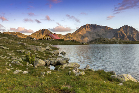 在 Tevno 湖和卡梅尼察峰，皮林山的日落全景