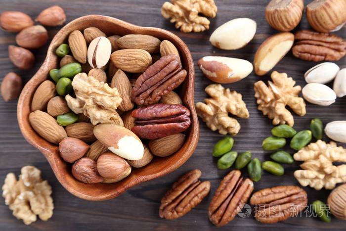 不同种类的坚果在木碗.健康食品