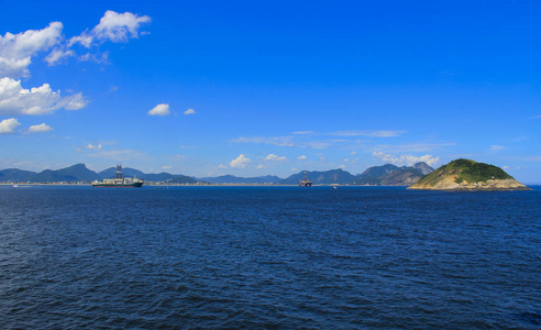 船来里约热内卢和美丽的里约热内卢, 山, 科帕卡巴纳海滩的背景